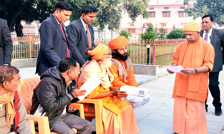 घबराइए मत, हर शिकायत पर कराएंगे प्रभावी कार्रवाई : सीएम योगी