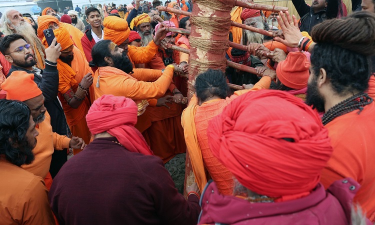 महाकुम्भ क्षेत्र में दो और संन्यासी अखाड़ों की धर्म ध्वजा हुई स्थापित