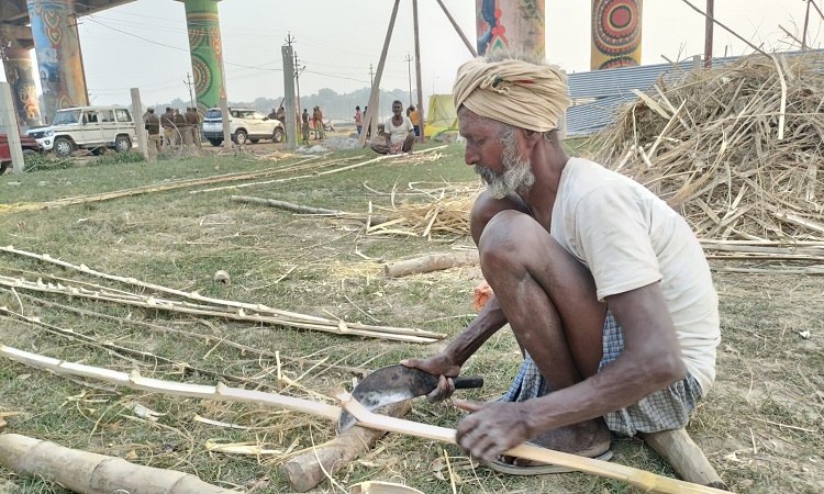 प्रयागराज महाकुम्भ को ईकोफ्रेंडली स्वरूप दे रहे हैं अन्य प्रदेशों से आए श्रमिक