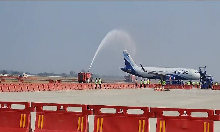 सीएम योगी की पहल लाई रंग, नोएडा एयरपोर्ट पर पहली बार उतरा विमान