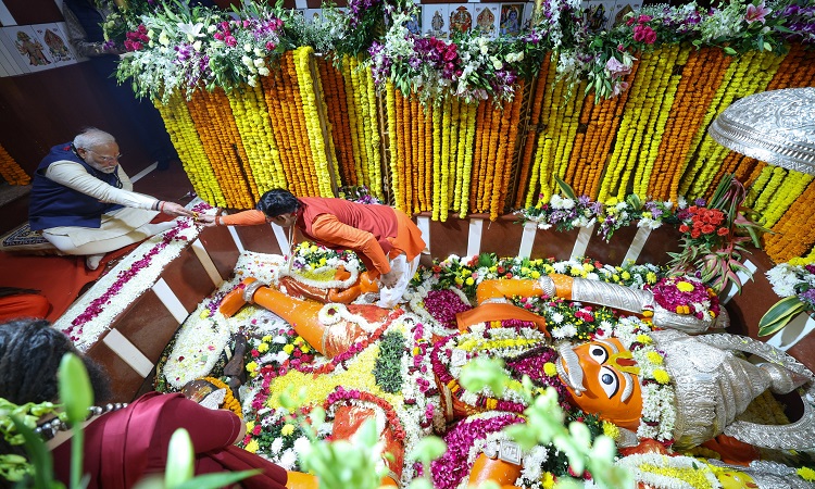 बड़े हनुमान जी के श्रीचरणों में नतमस्तक पीएम मोदी ने ‘भक्ति की शक्ति’ का किया आह्वान