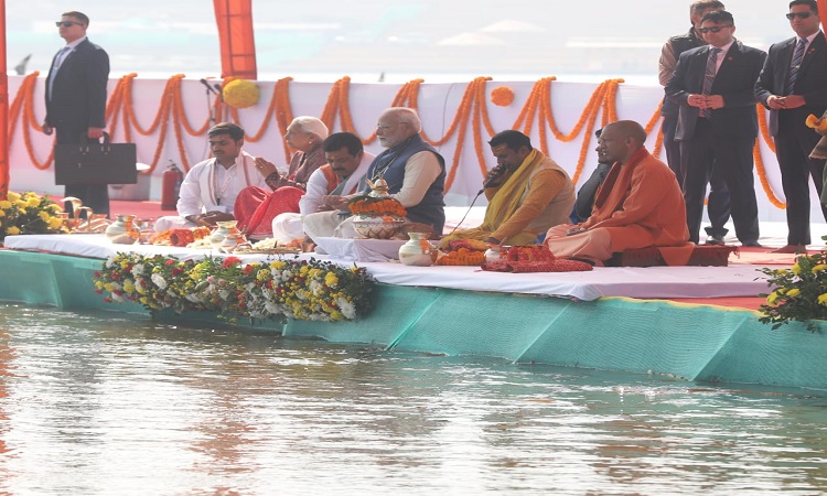 वैदिक मंत्रों के बीच पीएम मोदी नेकिया संगम अभिषेक