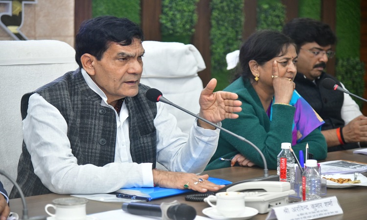 सड़कों के रेस्टोरेशन, जलापूर्ति व ओवरहेड टंकी के निर्माण में प्रगति लाए: एके शर्मा