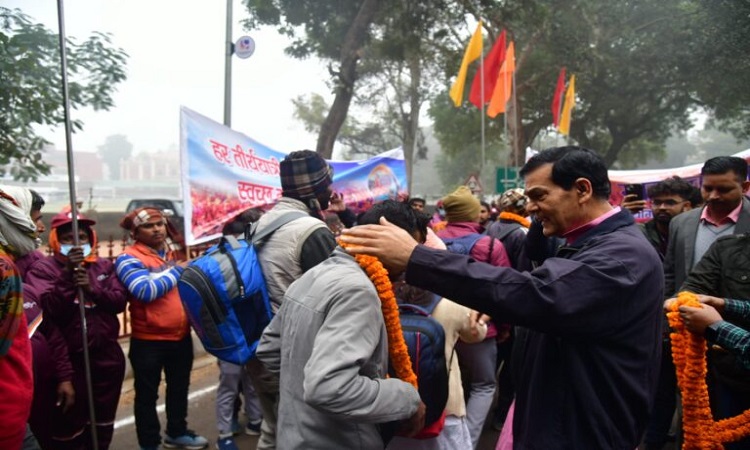 नगर विकास एवं ऊर्जा मंत्री महाकुम्भ 2025 में आये श्रद्धालुओं को माला पहना किया स्वागत