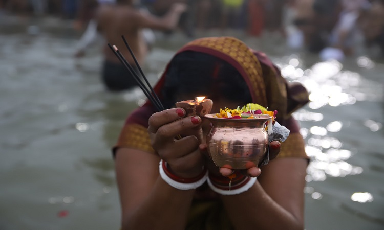 मकर संक्रांति अमृत स्नान पर श्रद्धालुओं ने तट पर किया पूजन अर्चन