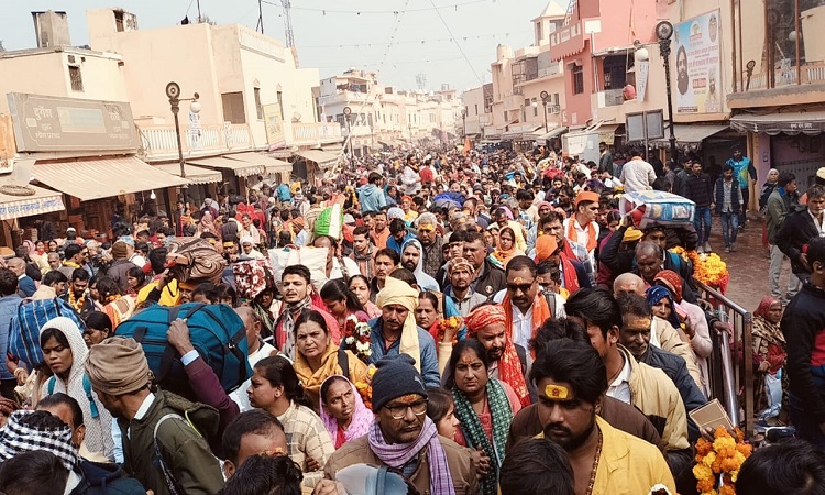 रात में ही श्रद्धालुओं से फुल हो गई अयोध्या