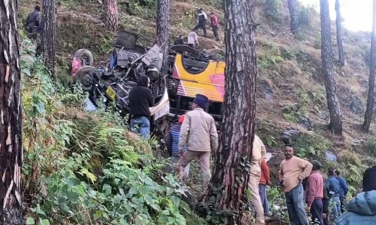 पौड़ी में बड़ा हादसा, 100 मीटर नीचे खाई में गिरी बस, 5 की मौत, 15 घायल