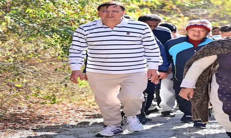 मुख्यमंत्री पुष्कर सिंह धामी ने शीतकालीन पर्यटन को बढ़ावा देने के लिए किया ट्रेकिंग