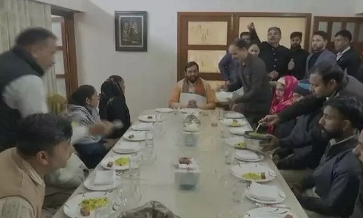 CM नायब सिंह सैनी ने सफाई कर्मचारियों के साथ मनाया अपना 55वां जन्मदिन
