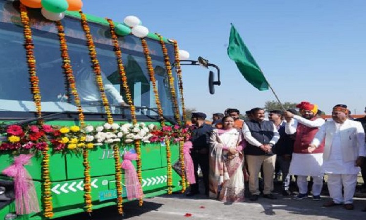 मुख्यमंत्री नायब सिंह सैनी ने रेवाड़ी से महाकुंभ के लिए पहले जत्थे को किया रवाना