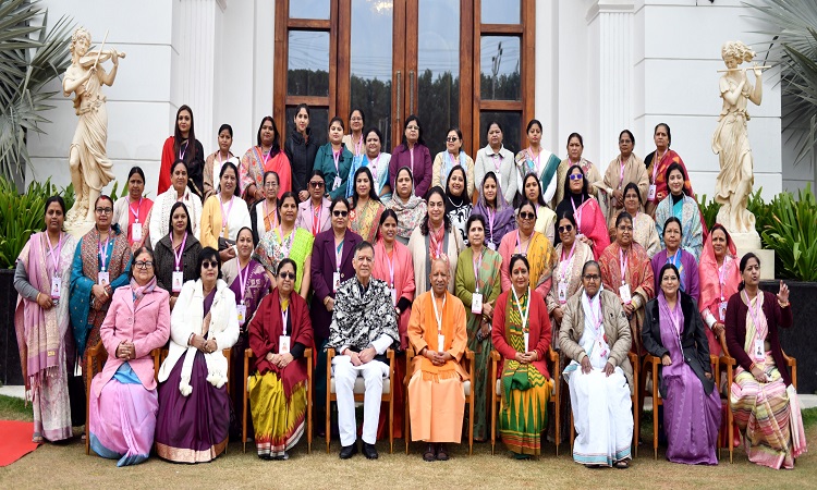 अपने कार्यों से ऐसा उदाहरण प्रस्तुत करें, जो औरों के लिए प्रेरणादायी बनेः सीएम योगी