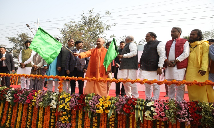 सीएम योगी ने परिवहन निगम की बसों को हरी झंडी दिखाकर किया रवाना