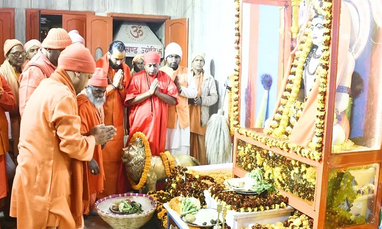 बाबा गोरखनाथ को खिचड़ी चढ़ाकर सीएम योगी ने की लोकमंगल की कामना