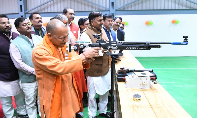 सीएम योगी का सटीक निशाना, पहली ही बार ‘बुल्स आई’