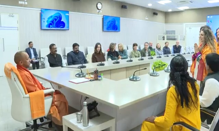 इटली के प्रतिनिधि मंडल ने सीएम से की मुलाकात, रामायण की चौपाई और शिव तांडव की दी प्रस्तुति