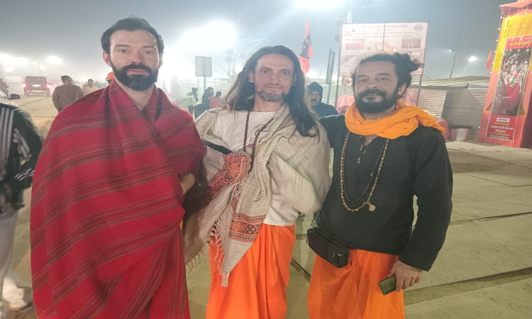दोस्तों संग महाकुम्भ पहुंचे इटली के एमा ने कहा – पिछले जन्म में इंडियन था मैं’