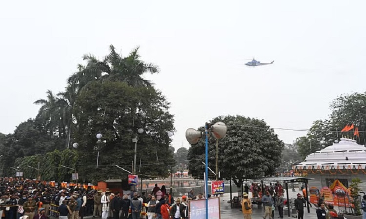 खिचड़ी मेले में श्रद्धालुओं पर हेलीकॉप्टर से हुई पुष्पवर्षा