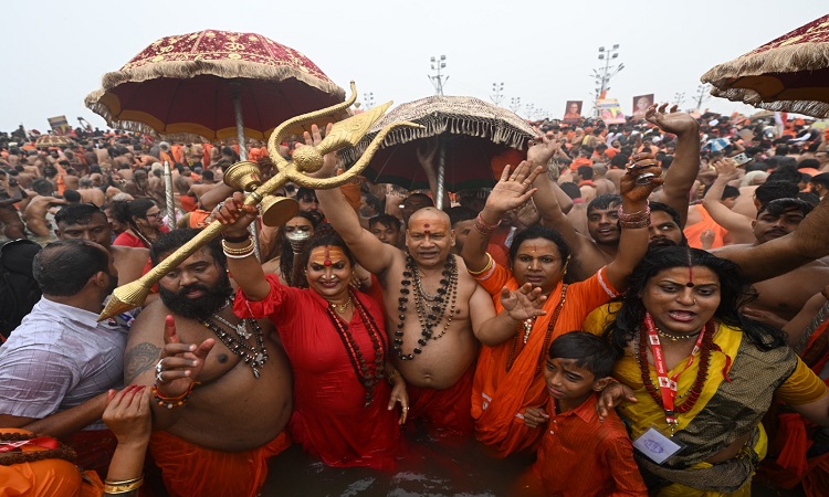 किन्नर अखाड़े ने समाज कल्याण की कामना कर किया अमृत स्नान