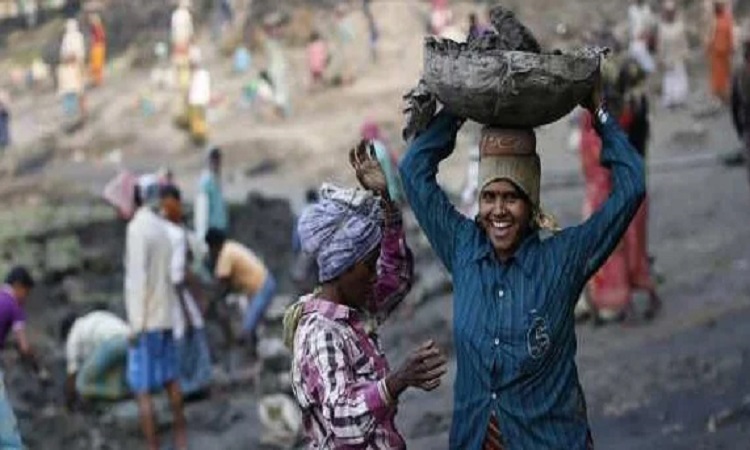 निर्माण श्रमिकों के हित में योगी सरकार की पहल, लेबर अड्डों पर लगे जागरूकता व पंजीयन शिविर