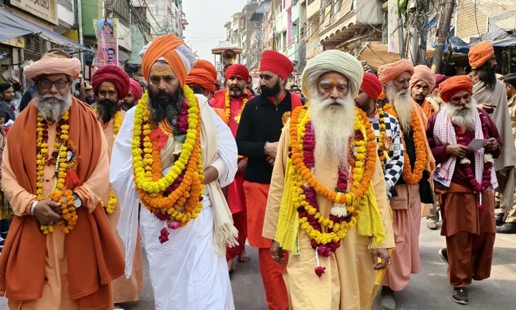 हर हर महादेव और जय श्री राम के उदघोष के साथ महाकुम्भ में गूंजी गुरु नानक की अमृत वाणी