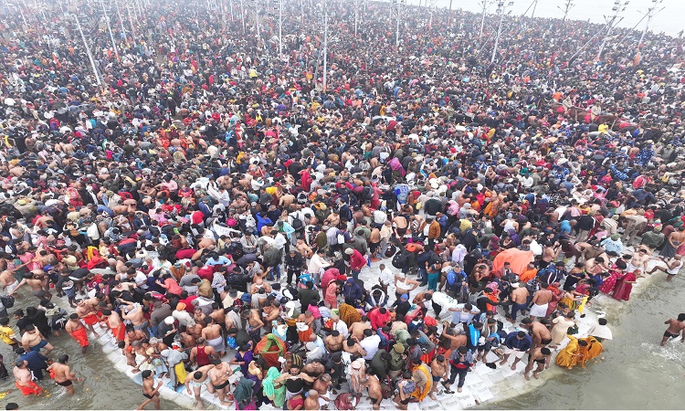 पहले ही स्नान में दिखा आस्था-उमंग का जनसैलाब, महाकुम्भ की दिव्यता देख श्रद्धालु हुए मुग्ध