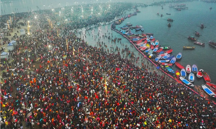 महाकुम्भ में नजर आ रहा कारोबार और परोपकार का संगम