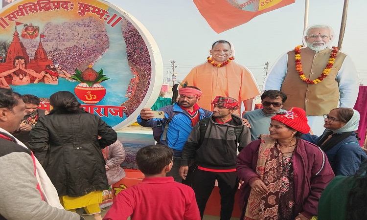 महाकुम्भ में उमड़ी भीड़ में मोदी और योगी के कट आउट संग सेल्फी लेने का दिखा क्रेज
