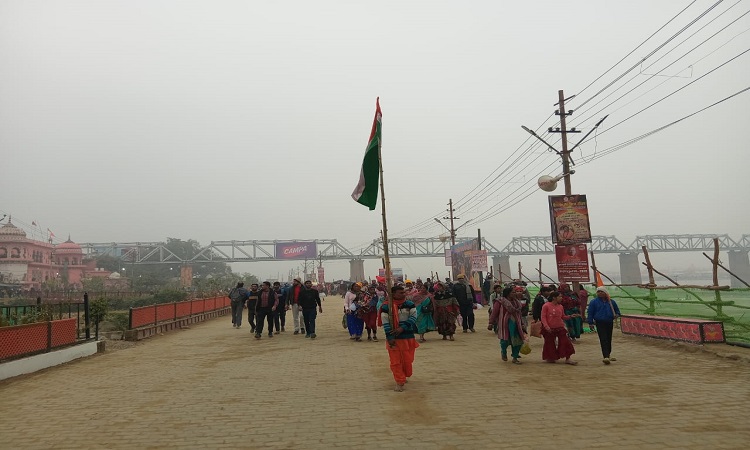 हाथों में तिरंगा थामे अमृत स्नान करने महाकुम्भ पहुंचा झारखंड से आया जत्था