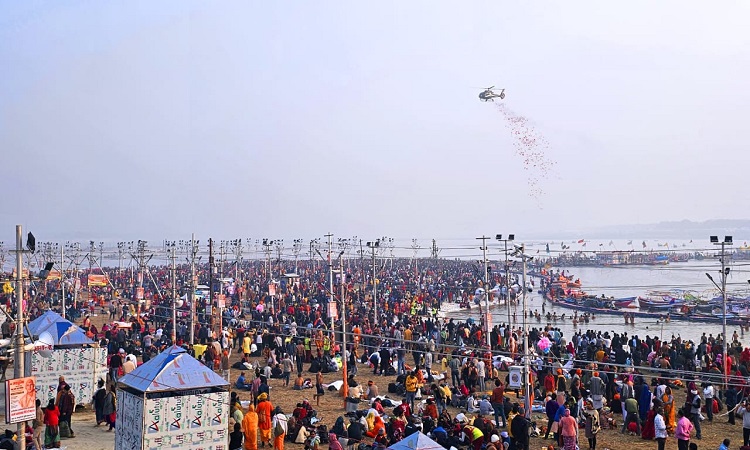 अमृत स्नान पर भी श्रद्धालुओं पर हुई पुष्पवर्षा, लगे जयकारे