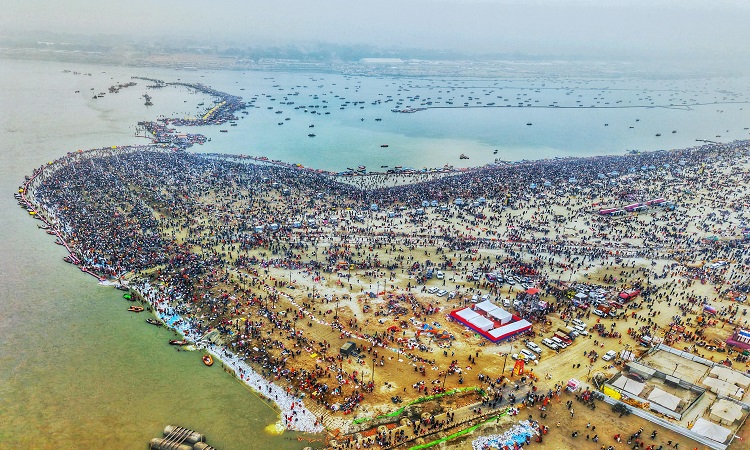 मकर संक्रांति पर प्रयागराज महाकुम्भ में उमड़ी आस्था, सीएम योगी ने दी बधाई