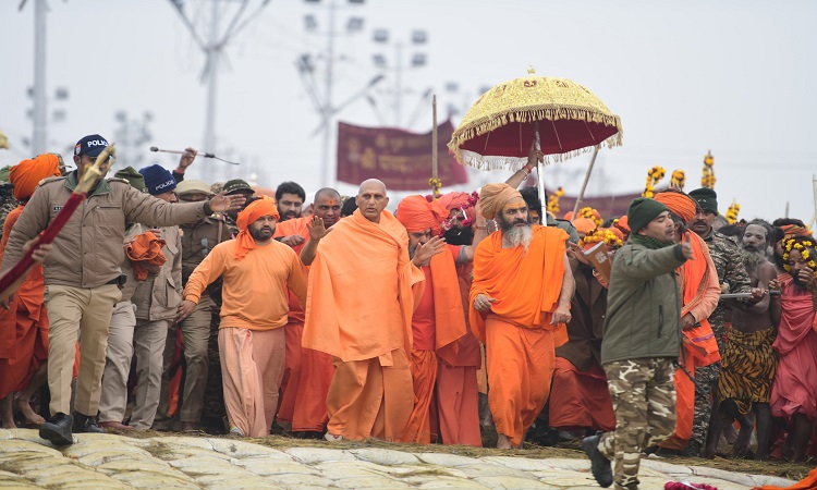 जो कहते हैं कि हम बटे पड़े हैं, वे आकर देखें- सारे घाट पटे पड़े हैंः स्वामी चिदानंद सरस्वती