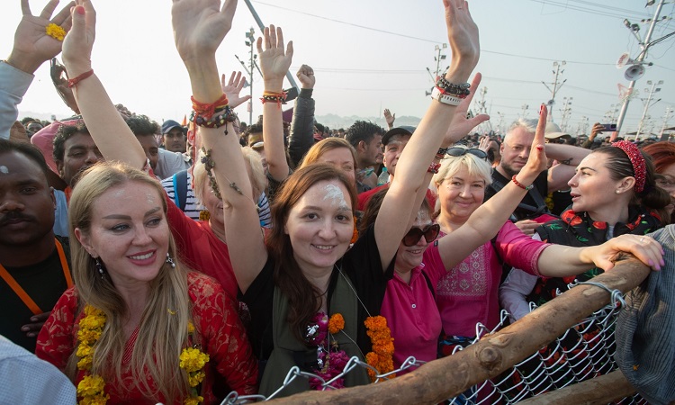 विदेशी श्रद्धालु बोले इतनी भीड़ को नियंत्रित करना सरकार की कुशलता, हर कोई खुद को सुरक्षित महसूस कर रहा