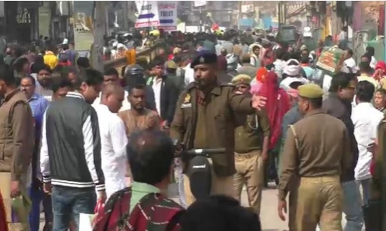 योगी जी की व्यवस्था ‘सुपर से भी ऊपर’, पुलिसवाले कर रहे पूरी मदद