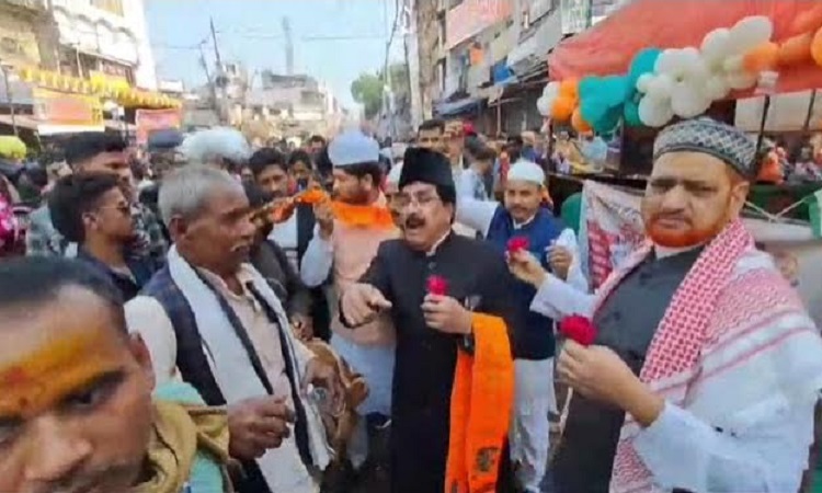 महाकुम्भ में उमड़े श्रद्धालुओं के जनसमुद्र की मदद को उतरा प्रयागराज, आसपास के जिलों के लोग भी कर रहे सहयोग