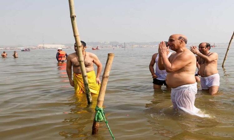महाकुम्भ में संगम स्नान करना मेरा सौभाग्य – रक्षा मंत्री