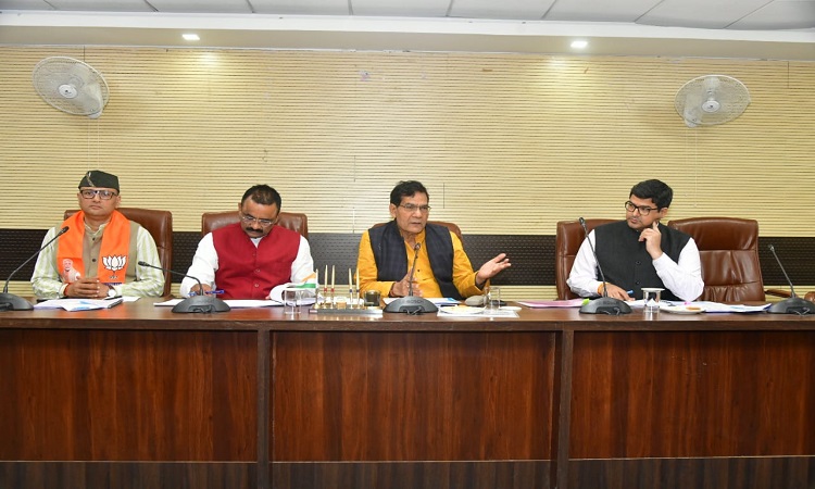 सीवर एवं जलनिकासी की व्यवस्था चाक चौबंद रहे, कूड़ा उठान नियमित होता रहे: एके शर्मा