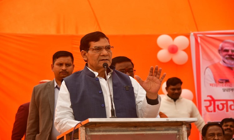 पूर्व की सरकारों के कारण ही उप्र का यह दुर्भाग्य रहा कि यहां पर उद्योग, कल कारखाने नहीं लगने पाए: एके शर्मा