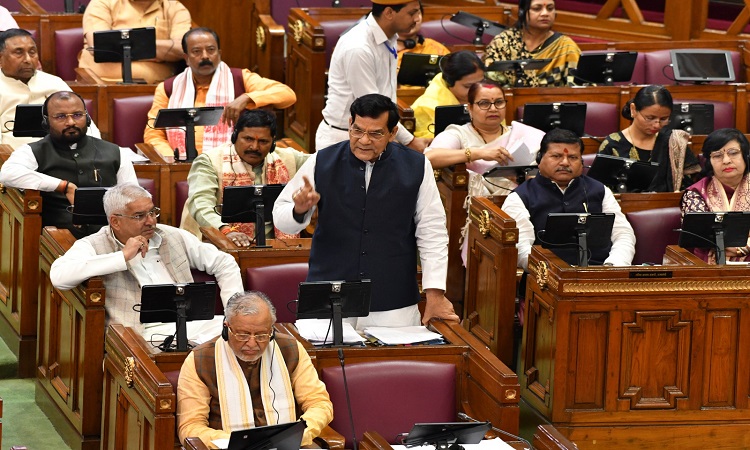 उपभोक्ताओं का शोषण, उत्पीड़न करने वाले कार्मिकों के खिलाफ की जा रही कठोर कार्रवाई: एके शर्मा