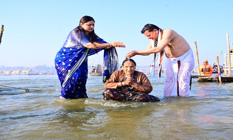 महाकुंभ में धामी ने लगाई पवित्र डुबकी, श्रवण रूप में दिखे मुख्यमंत्री