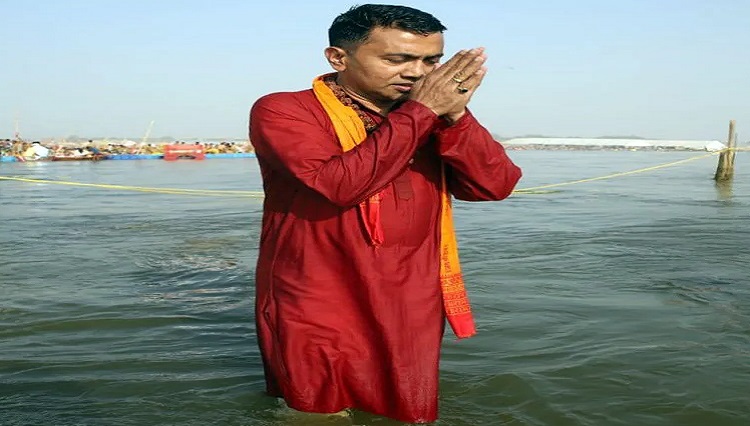 संगम में स्नान कर अभिभूत हुए गोवा के सीएम सावंत, योगी सरकार के प्रयासों को सराहा