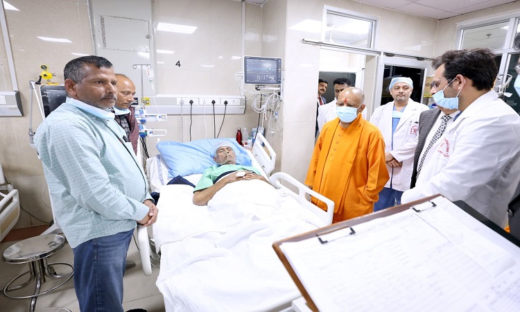 आचार्य सत्येंद्र दास का कुशलक्षेम जानने पीजीआई पहुंचे सीएम योगी