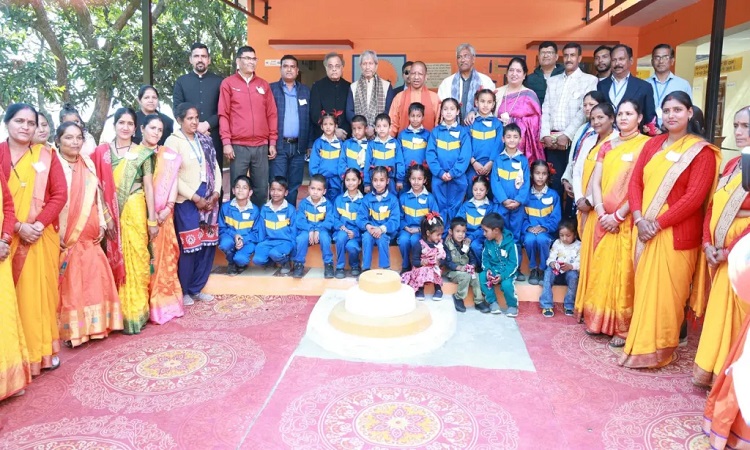 अपने बचपन के स्कूल पहुंचे सीएम योगी, पुरानी यादों को किया ताजा