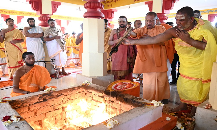 जगद्गुरु शंकराचार्य के साथ सीएम योगी ने किया विशिष्ट हवन