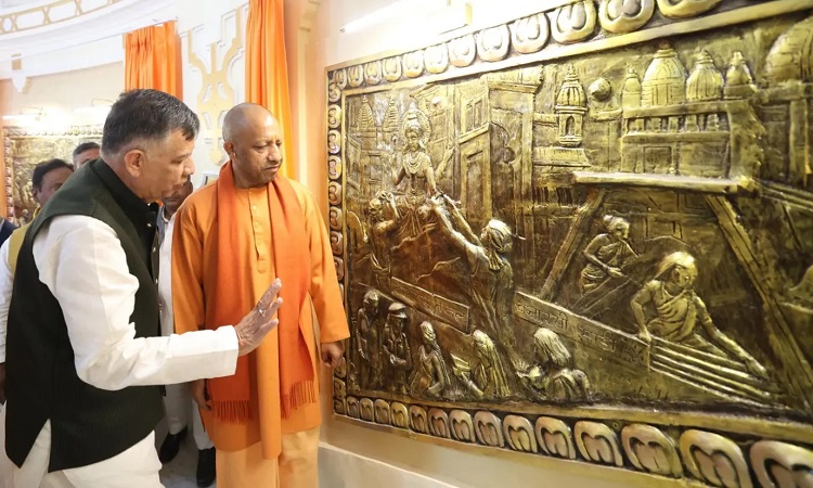 उत्तर प्रदेश विधानसभा के मुख्य द्वार का सीएम ने किया उद्घाटन, भित्तिचित्रों का किया अनावरण