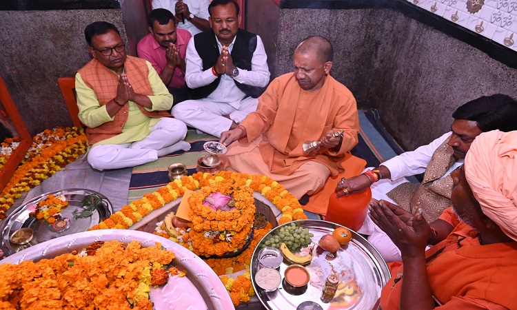 महाशिवरात्रि पर शिवोपासना में लीन रहे सीएम, की लोक कल्याण की प्रार्थना