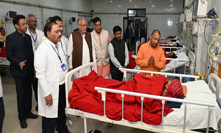 घायल श्रद्धालुओं से मिले सीएम योगी, बोले- घबराना मत सब ठीक हो जाएगा