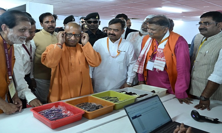 नेत्रकुम्भ पहुंचे सीएम योगी, सेवा कार्यों के लिए की सराहना