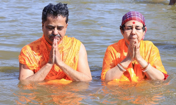 त्रिपुरा के मुख्यमंत्री ने परिवार सहित संगम में किया पवित्र स्नान