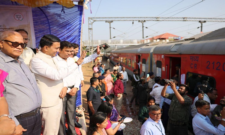 महाकुम्भ की भव्यता देख योगी के कायल हुए गोवा के सीएम, विशेष ट्रेन को दिखाई हरी झंडी