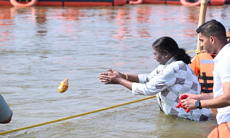 संगम स्नान कर राष्ट्रपति ने की समस्त देशवासियों की सुख, समृद्धि और शांति की प्रार्थना